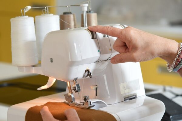 TÜV SÜD gibt Tipps: Worauf beim Kauf einer Nähmaschine zu achten ist