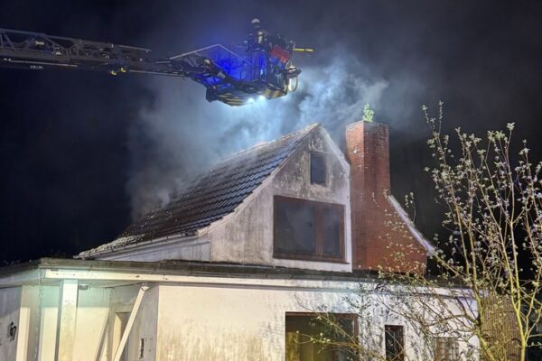 FW Bremerhaven: Einfamilienhaus in Bremerhaven nach Brand stark beschädigt