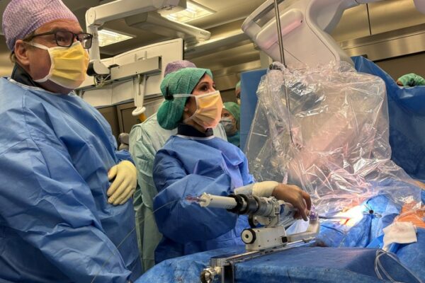 Neuer Impuls für Frauen in der Herzmedizin / Erstmals führt eine Frau in Deutschland einen kathetergestützten Trikuspidalklappenersatz über die Leistenvene durch